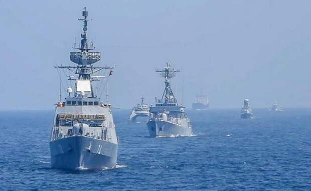 Ормузский пролив: ВМС России, Китая и Ирана начинают маневры под носом авианосца США