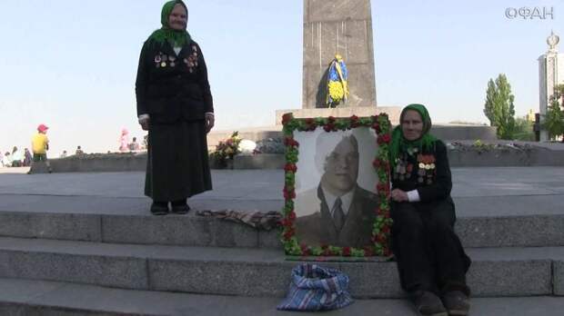 Две сестры встали в Киеве с портретом Жукова, отстояв его у не-нацистов