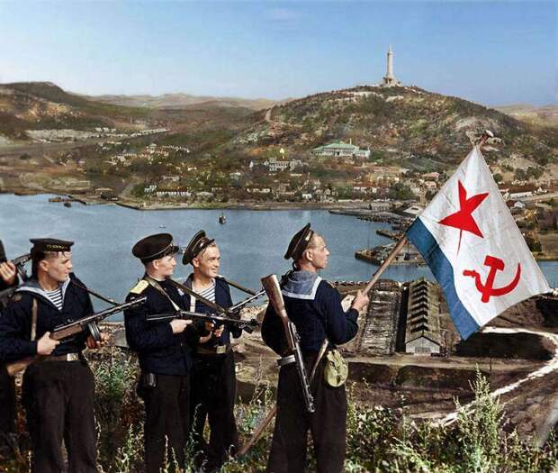 Советские моряки в Порт-Артуре