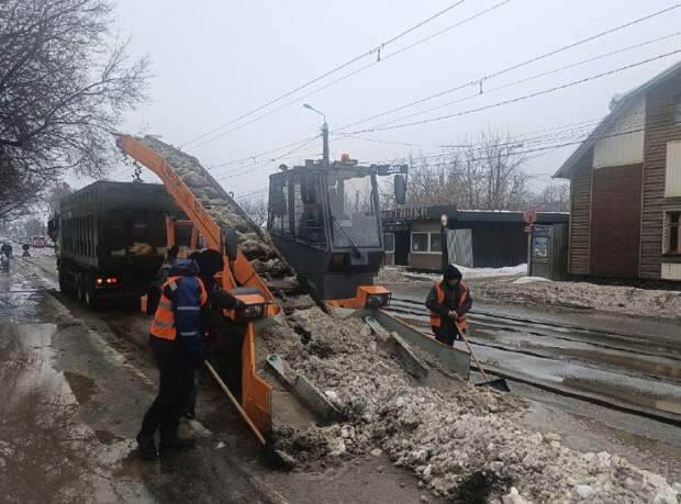 За сутки на дороги в Туле высыпали 95 тонн реагентов и песка