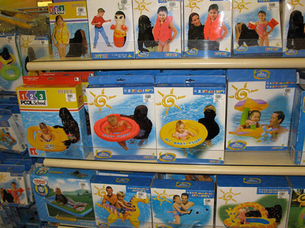 Отцензурированные упаковки с детскими надувными кругами в Саудовской Аравии ближний восток, забавно, закрасить лишнее, постеры, реклама, саудовская аравия, скромность, цензура