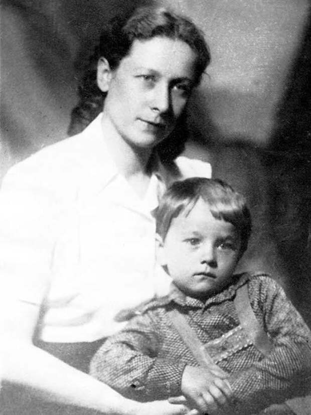 Жена Виктора Абакумова Антонина с сыном. Фото © Wikimedia Commons