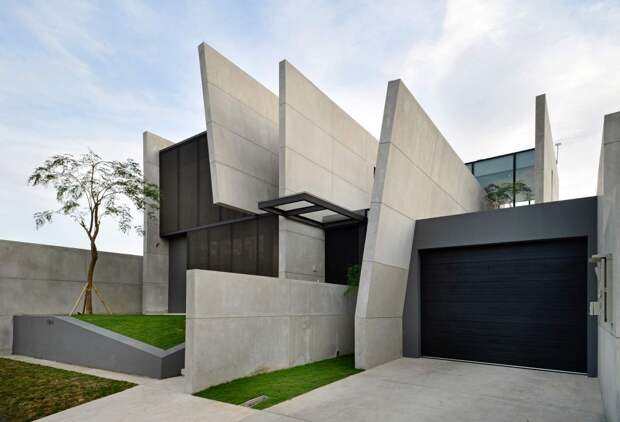 Резиденция с параллельными бетонными стенами в Индонезии