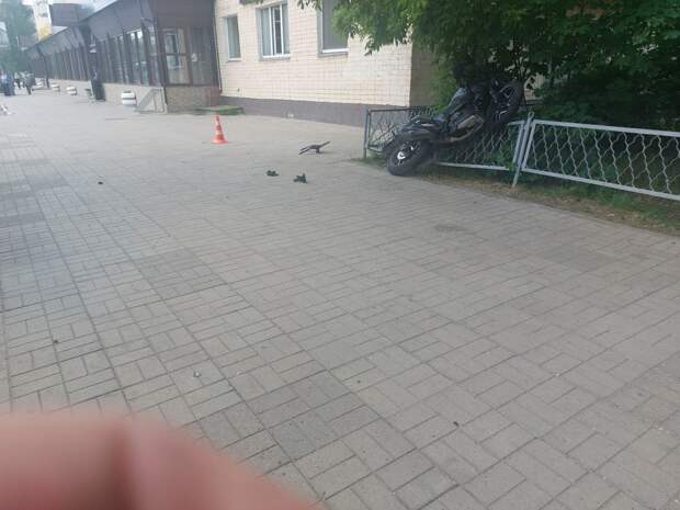 В Твери после столкновения с машиной мотоцикл отлетел в женщину на тротуаре