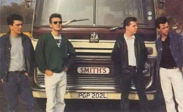 16. Группа The Smiths и их гастрольный автобус гастроли, транспорт