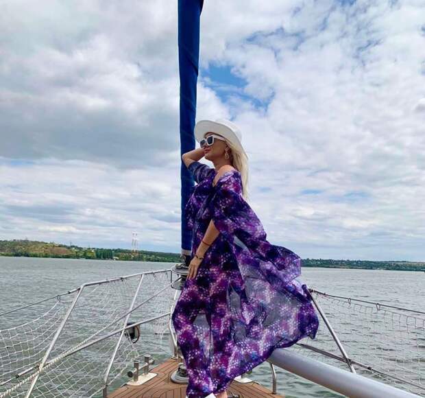 Катя Бужинская на яхте