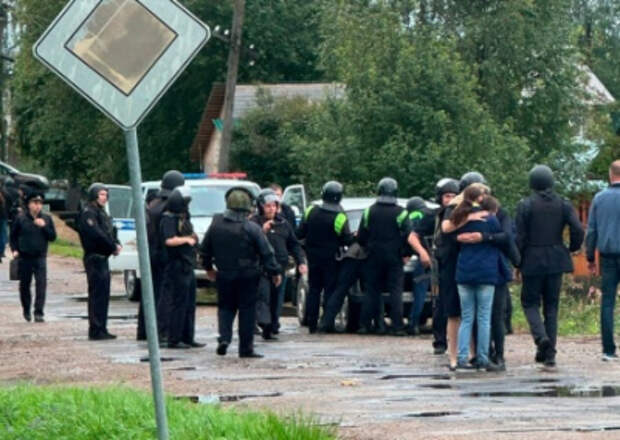 В Архангельской области поджигатель релейного шкафа убил одного полицейского и ранил другого В Архангельской области поджигатель релейного шкафа убил одного полицейского и ранил другого