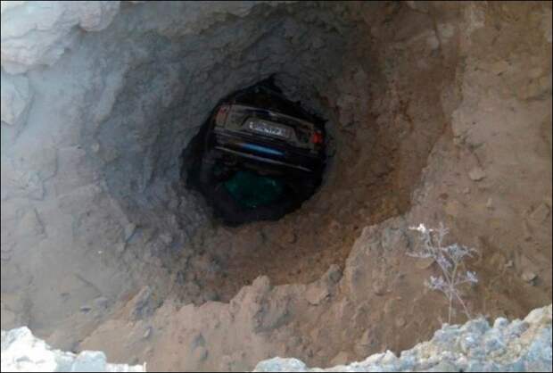 В Крыму автомобиль, падая в море, застрял в скале