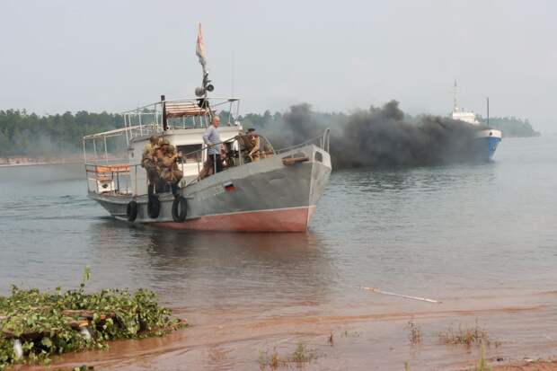Боевой корабль на воде, второй с дымом.