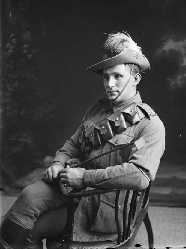 Фотопортрет артиллериста в шляпе с перьями. | Фото : powerhousemuseum.com.