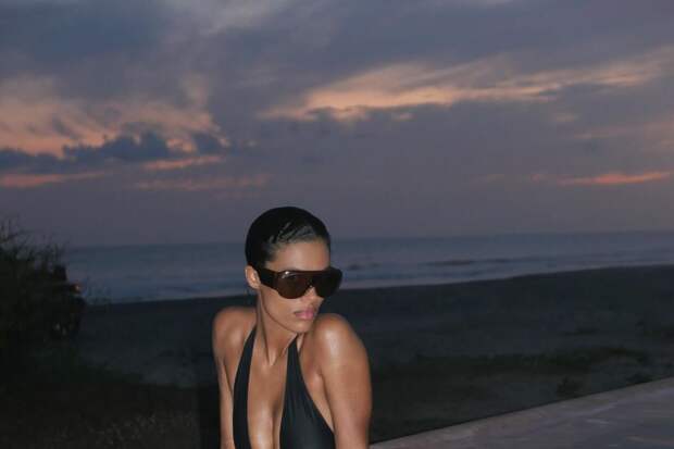 Экс-жена актера Касселя Тина снялась в купальнике с декольте