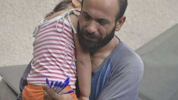 Этот мужчина с дочерью продавали ручки на улице, чтобы выжить. Но всего один случай изменил их жизнь…