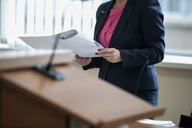 Девушка подала в суд на брата после конфликта на семейном празднике