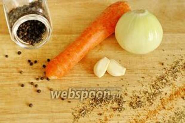 Пока варятся желудки, подготовим овощи. Почистим лук, морковь, чеснок.