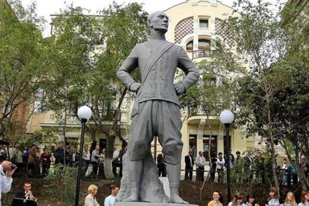 Открытие памятника Юлу Бриннеру во Владивостоке, 28 сентября 2012 г. | Фото: kino-teatr.ru