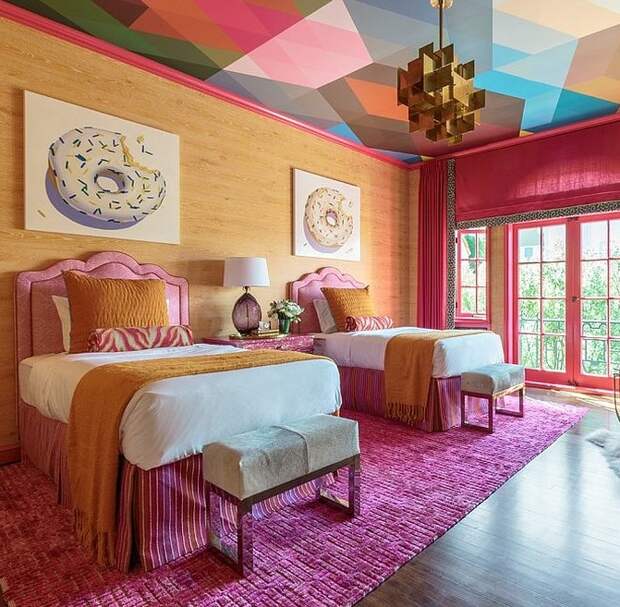 Разноцветный потолок в спальне. 