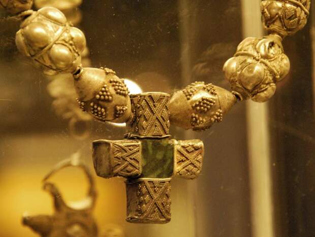 Ожерелья и трехбусинные кольца из рязанских кладов. XII-XIII вв.