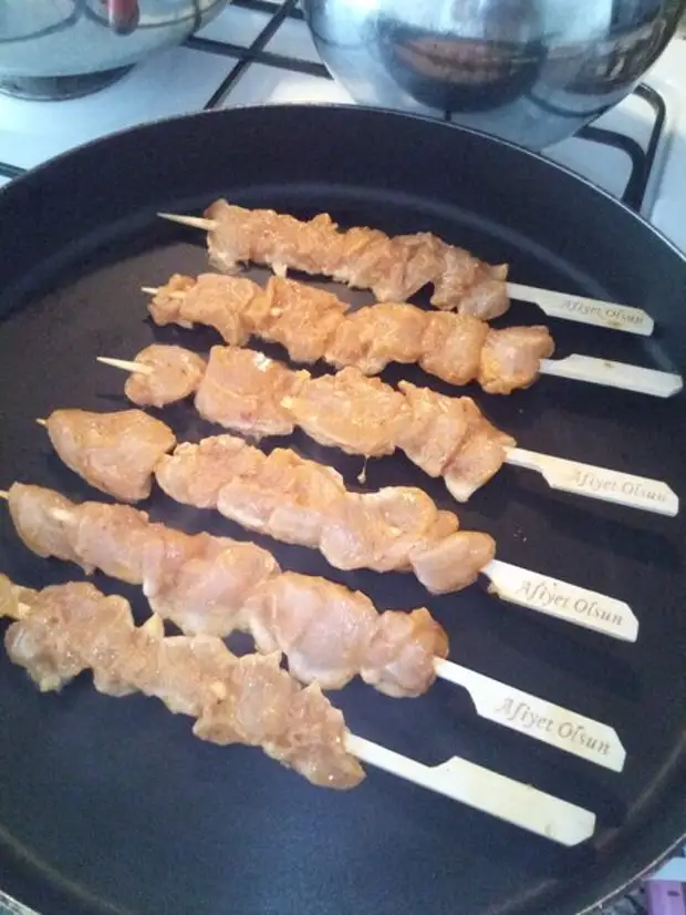 шашлык на сковороде из свинины. шашлык на сковороде. шашлык на сковороде фото. жареное мясо на шпажках. шашлык из свинины жареный на сковороде.