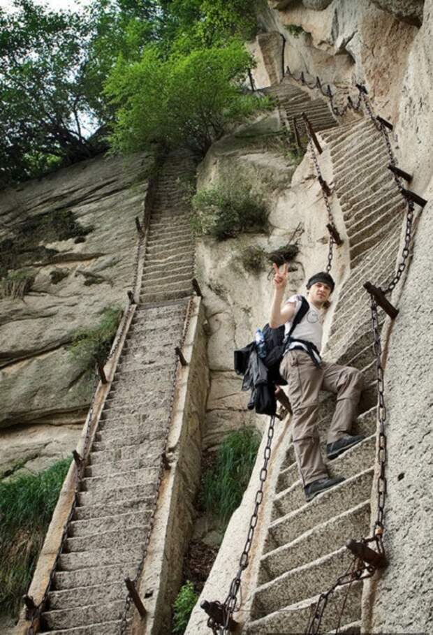 Такие вертикальные лестницы ведут в храм на горе Huashan (Китай).