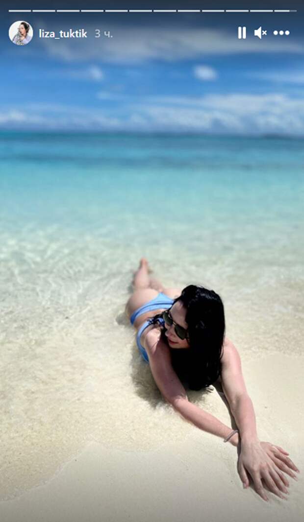 Туктамышева показала, как лежит в купальнике на песке