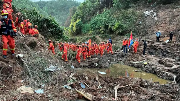 На месте крушения пассажирского самолета в Китае нашли черный ящик