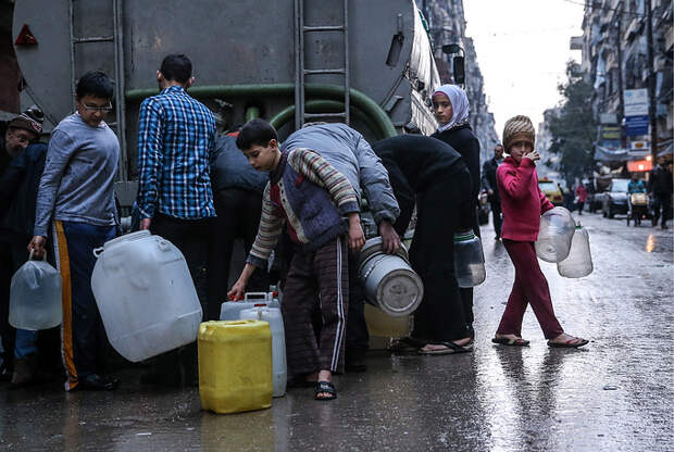 Жители района Салах-эд-Дин в очереди за питьевой водой, Алеппо, 6 марта