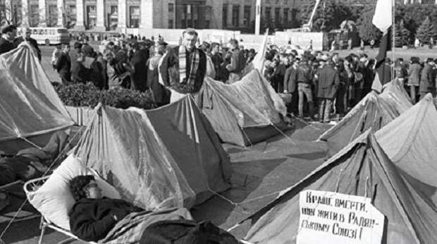 День в истории. В Киеве начался «нулевой Майдан» День в истории. В Киеве начался «нулевой Майдан»
