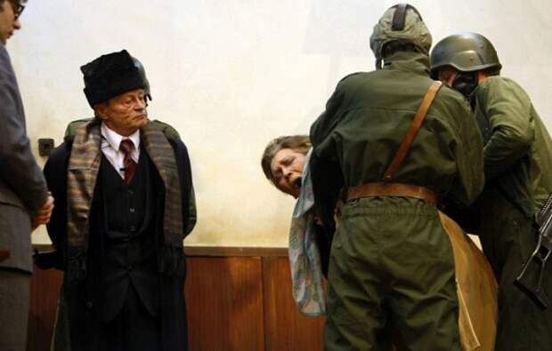 Чаушеску с женой перед расстрелом.