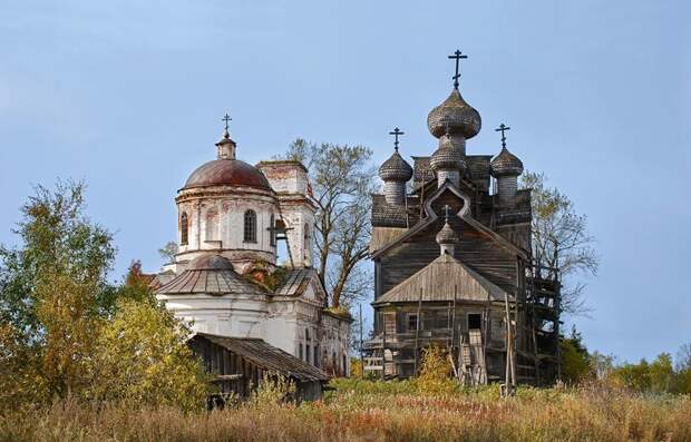 Церковь в Палтоге, Вологодской области (бывшее село Акулово). Деревянная церковь справа, построенная в 1733 году, сейчас реставрируется; Мария Кривошеина заброшенные здания, маяк, просторы, россия, церкви