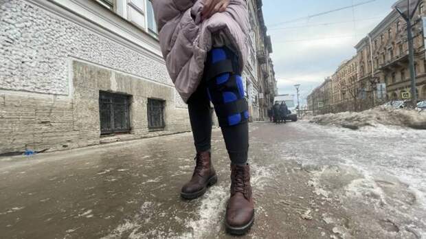 Достать коньки и плакать. Петербуржцы нашли новый способ пережить гололед на тротуарах