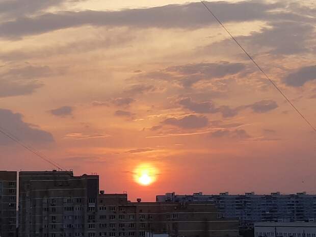 Фото дня: розовое небо над Лосинкой