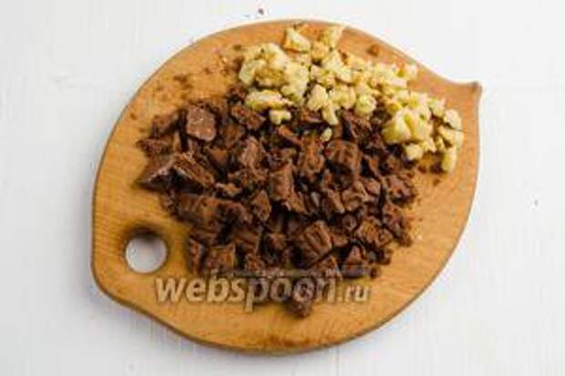 Поджаренные орехи (50 г) и печенье (50 г) нарубить мелкими кусками.