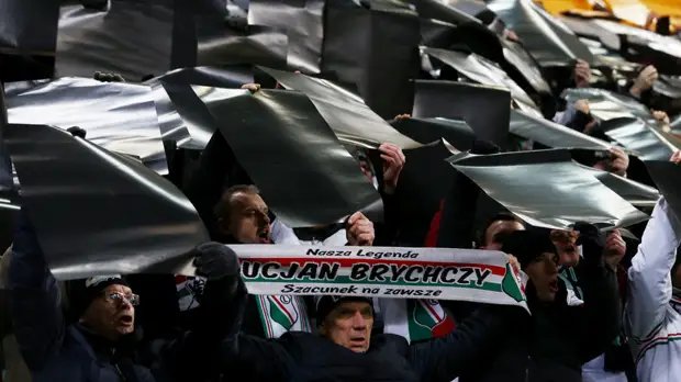 Фанаты «Легии» скандируют русофобские оскорбления во время матча со «Спартаком»