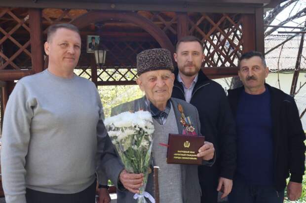 Глава администрации Белогорского района Дмитрий Чумаков по просьбе главы администрации города Симферополь Михаила Афанасьева вручил нагрудный знак «Почетный гражданин города Симферополя» и удостоверен