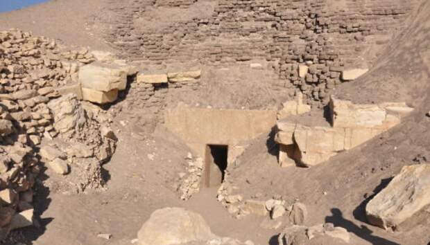 Вход в пирамиду Аменемхета III. Изображение взято с сайта: https://sprintally.com/labyrinth-of-amenemhat-iii-in-ancient-egypt/