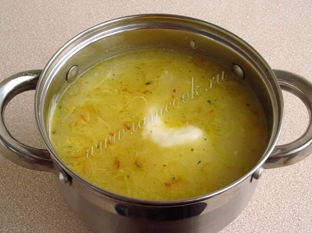 Добавить в кастрюлю с супом плавленный сыр