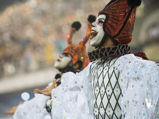 Каждая из школ самбы высшей лиги вкладывает в подготовку к карнавалу не менее 1 миллиона долларов, тратит на изготовление костюмов и декораций до 40 тонн прессованной бумаги, 80 тысяч метров ткани, 6 тысяч литров краски, а также тонны клея, гвоздей, бразилия, карнавал, рио