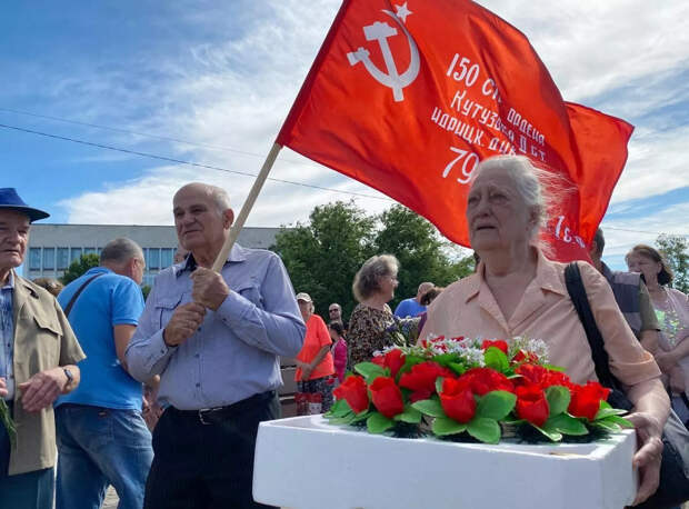 Церемония возложения цветов к Вечному огню в День памяти и скорби в Парке Славы в Херсоне Церемония возложения цветов к Вечному огню в День памяти и скорби в Парке Славы в Херсоне - РИА Новости, 1920, 24.06.2022