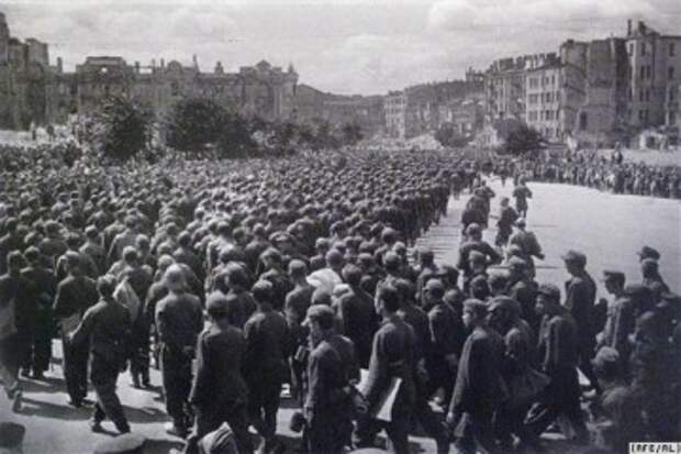 16 августа 1944 года. Конвоирование немецких военнопленных по Киеву