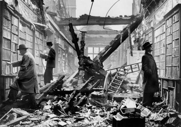 Постановочное фото британской военной пропаганды. Читатели продолжили посещать библиотеку после того как она была разбомблена. Лондон, 1940 год.. СССР, авто, девушки, история, факты, юмор