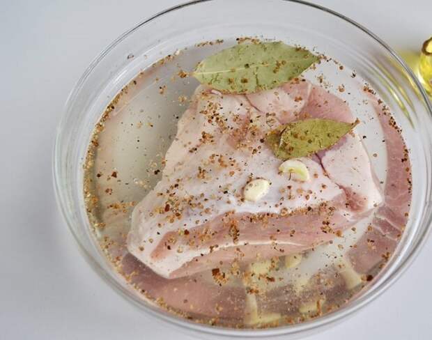 Если мясо мариновать в рассоле, оно не получится сухим и жестким. / Фото: povar.ru