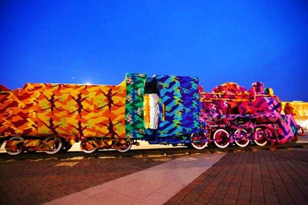 crocheted-locomotive-lodz-poland-by-artist-olek-1