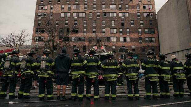 В Нью-Йорке сгорел многоэтажный жилой дом - десятки жертв и пострадавших