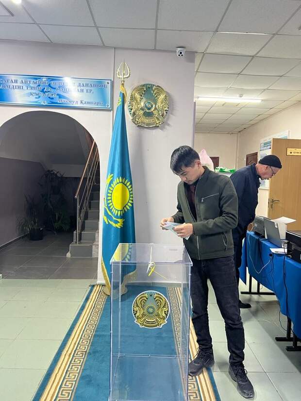 Первый проголосовавший избиратель в Жанаозене