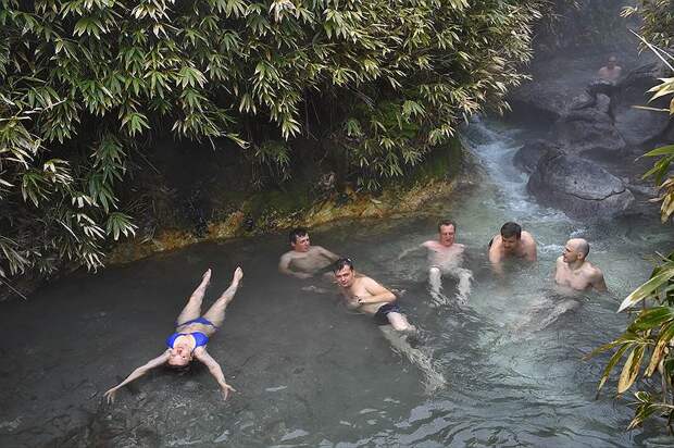 Туристы во время купания в родоновом источнике на острове Итуруп