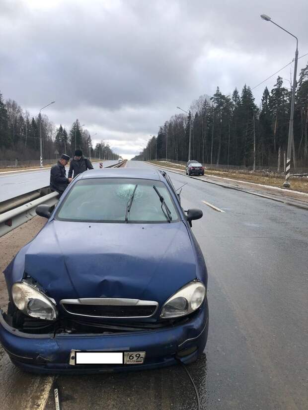 В Тверской области грузовик врезался в две легковушки