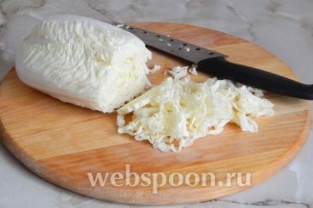 Пекинку нарезаем длинными тонкими полосами.