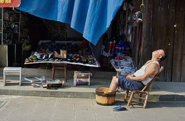 Саймон Урвин стал финалистом в категории "Портфолио", сфотографировав продавца обуви в провинции Сычуань, Китай National Geographic Traveller 2019, конкурс, мир, путешествие, финалист, фотограф, фотография, фотомир