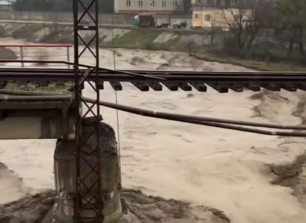 В Дагестане из-за дождей обрушился железнодорожный мост
