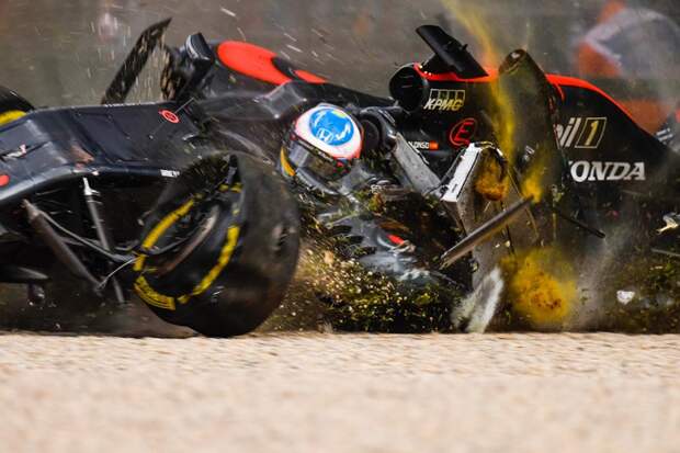 Крупная авария Фернандо Алонсо на Гран При Австралии, фото Sutton Motorsport Images автоспорт, гонки, фото